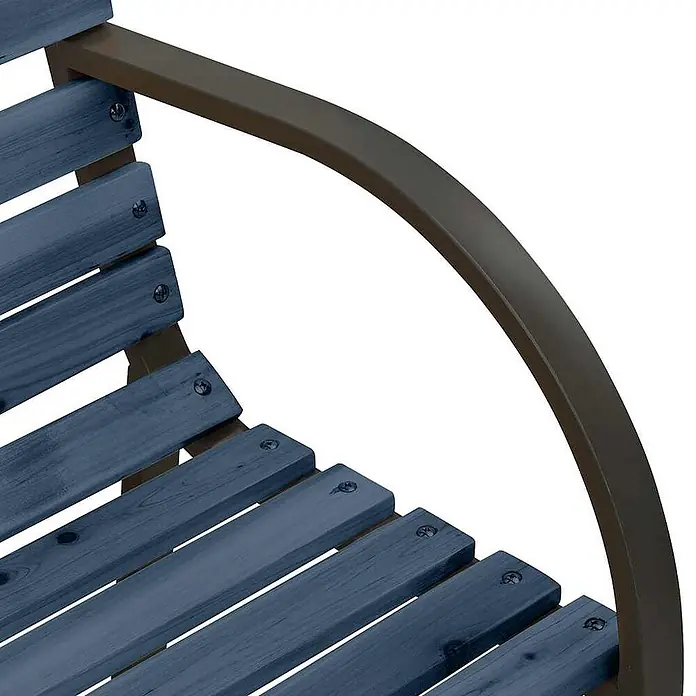 Furnicato Gartenbank Chinesisches Tannenholz - B x T x H: 81 x 38 x 56 cm, Grau - Nahaufnahme einer blauen Lattenbank aus Holz mit gebogener brauner Metallarmlehne.