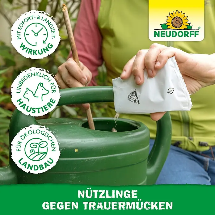 Neudorff Bestellkarte Nützlinge - Trauermücken, Ausreichend für bis zu 50 Pflanzen - Eine Person gießt Neudorff Nützlinge gegen Trauermücken aus einem Beutel in eine grüne Gießkanne zur Pflanzenbehandlung.