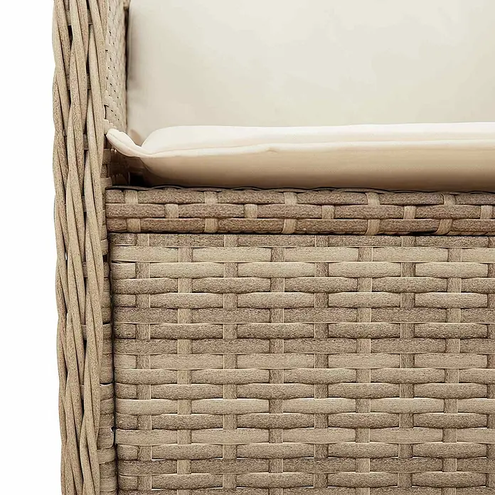 Furnicato Gartenbank Poly-Rattan - B x T x H: 104 x 110 x 95 cm, Beige und Cremeweiß - Detail eines hellgrauen geflochtenen Rattansessels mit cremefarbenem Kissen.