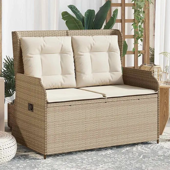 Furnicato Gartenbank Poly-Rattan - B x T x H: 104 x 110 x 95 cm, Beige und Cremeweiß - Beige Outdoor-Sitzbank aus Korbgeflecht mit Stauraum und cremefarbenen Kissen auf der Terrasse.