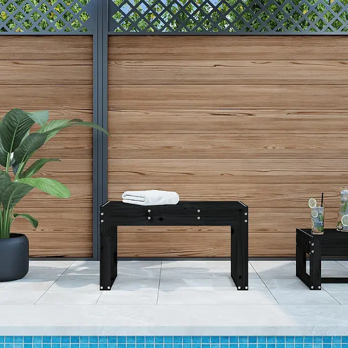 Furnicato Gartenbank Kiefernholz-Massivholz - B x T x H: 80 x 38 x 45 cm, Schwarze Kiefer - Zwei schwarze Holzbänke/-hocker am Pool, eine mit Handtuch, die andere mit Getränken.