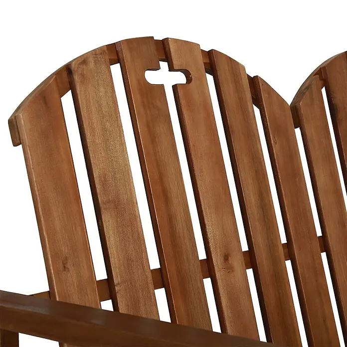 Furnicato Gartenbank Akazienholz geölt - B x T x H: 110 x 63 x 79 cm, Braun - Nahaufnahme einer lamellenförmigen braunen Holzstuhl-Rückenlehne mit Griffausschnitt oben.