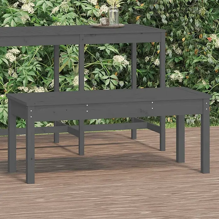 Furnicato Gartenbank Kiefer-Massivholz - B x T x H: 109 x 44 x 45 cm, Graue Kiefer - Grauer Holzbistrotisch und passende Bank auf einer Holzterrasse.