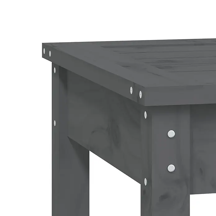 Furnicato Gartenbank Kiefer-Massivholz - B x T x H: 80 x 44 x 45 cm, Graue Kiefer - Ecke eines grauen Holztisches mit sichtbarer Holzmaserung und silberfarbenen Befestigungen.