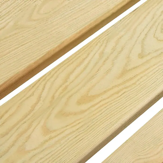 Furnicato Gartenbank Kiefernholz imprägniert - B x T x H: 140 x 38 x 45 cm, Braun - Hellbraune Holzlatten mit sichtbarer Maserung, parallel angeordnet.