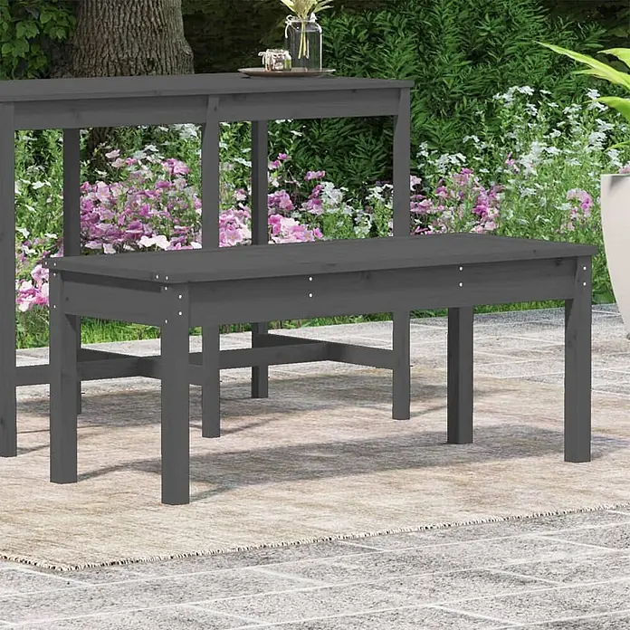 Furnicato Gartenbank Kiefer-Massivholz - B x T x H: 109 x 44 x 45 cm, Graue Kiefer - Dunkelgraue Holz-Bartischgarnitur mit passender Bank für den Außenbereich auf einer Terrasse.