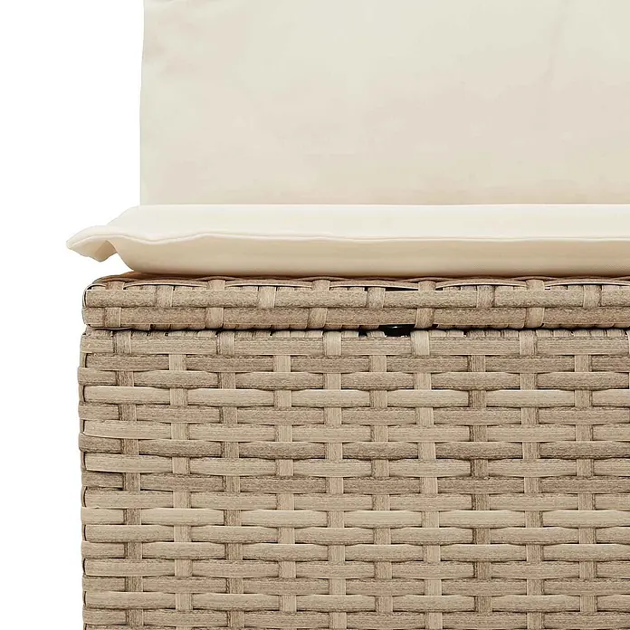 Furnicato Gartenbank Poly-Rattan Cremeweiß - B x T x H: 67 x 110 x 95 cm, Beige und Cremeweiß - Nahaufnahme von hellbraunen geflochtenen Rattan-Gartenmöbeln mit cremefarbenen Kissen.