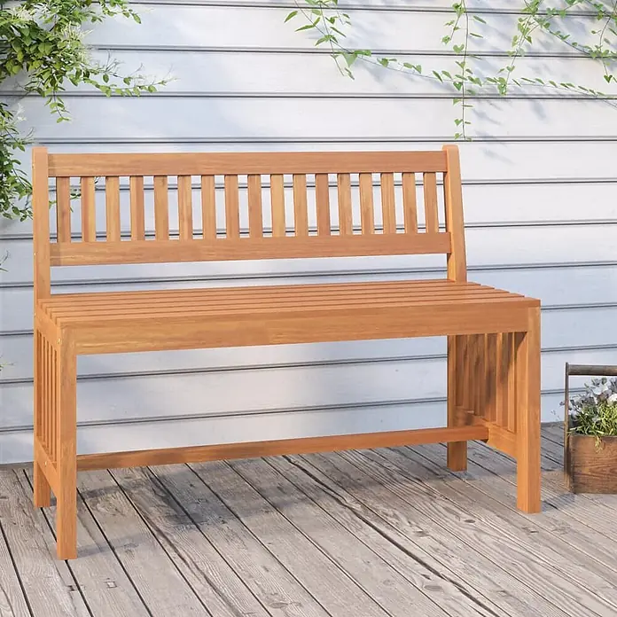 Furnicato Gartenbank Eukalyptusholz geölt - B x T x H: 45 x 110 x 77 cm, Braun - Hellbraune Gartenbank aus Holz auf einer Holzterrasse vor weißer Verkleidung mit grünen Ranken.