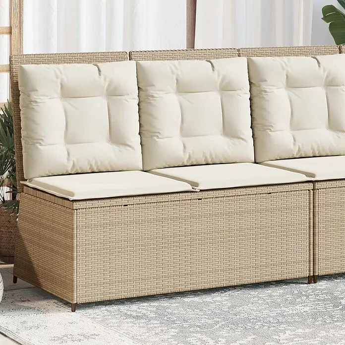 Furnicato Gartenbank Poly-Rattan - B x T x H: 108 x 110 x 95 cm, Beige und Cremeweiß - Helles beiges Rattan-Loungesofa mit cremefarbenen Kissen, auf einem gemusterten Teppich im Freien.