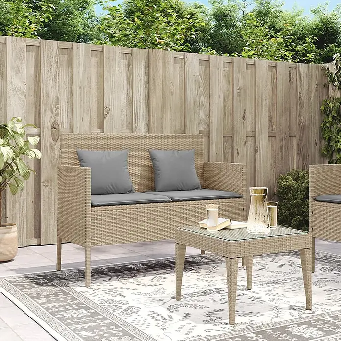 Furnicato Gartenbank PE-Rattan - B x T x H: 113 x 61 x 87 cm, Beige und Grau - Helle Rattan-Gartengarnitur mit Sofa, Sessel, Couchtisch und grauen Kissen auf einem Terrassenteppich.