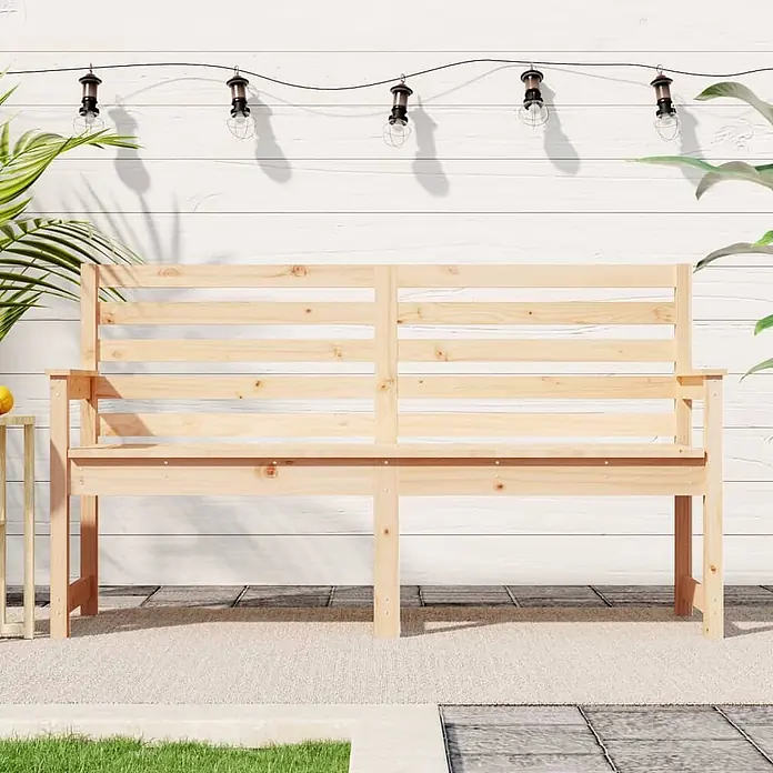 Furnicato Gartenbank Kiefer-Massivholz - B x T x H: 159,5 x 48 x 91,5 cm, Natürliche Kiefer - Helle Holzgartenbank mit Lattenrost auf einer Terrasse.