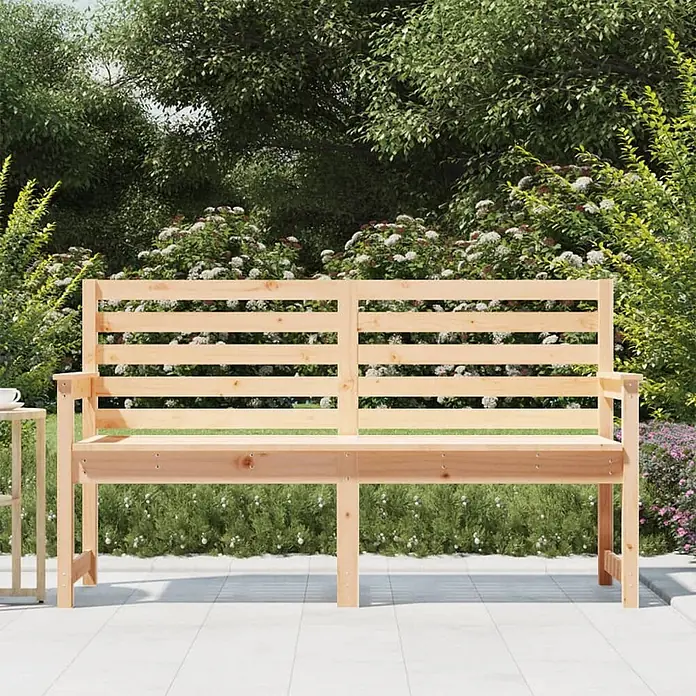 Furnicato Gartenbank Kiefer-Massivholz - B x T x H: 159,5 x 48 x 91,5 cm, Natürliche Kiefer - Zweisitzige Gartenbank aus hellem Naturholz mit Lattenrückenlehne und Sitzfläche, auf einer Terrasse in einem üppigen Garten.