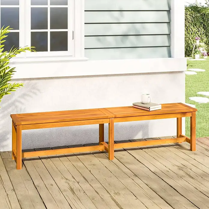 Furnicato Gartenbank Akazien-Massivholz geölt - B x T x H: 35 x 180 x 45 cm, Braun - Zwei Outdoor-Bänke aus Naturholz, eine mit Büchern und einer Tasse, auf einer Holzterrasse vor einem Haus.