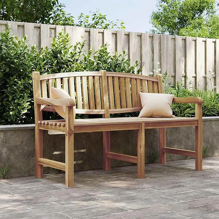 Furnicato Gartenbank Teak-Massivholz - B x T x H: 149,5 x 60 x 90 cm, Braun - Gartenbank aus Naturholz mit geschwungener Rückenlehne und zwei hellen Kissen.