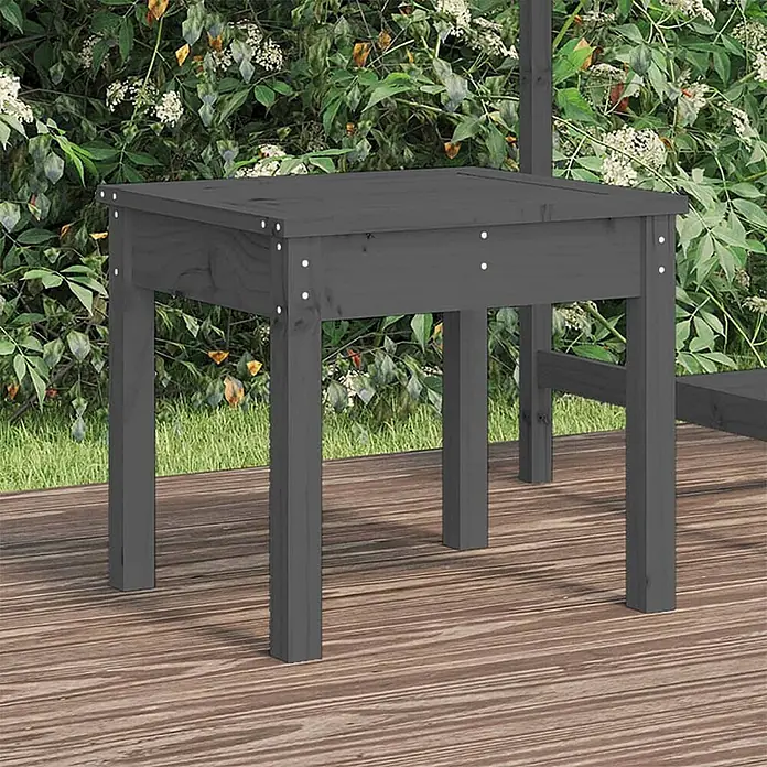 Furnicato Gartenbank Kiefer-Massivholz - B x T x H: 50 x 44 x 45 cm, Graue Kiefer - Dunkelgrauer quadratischer Beistelltisch aus Holz auf einer Terrasse, ideal für den Außenbereich.