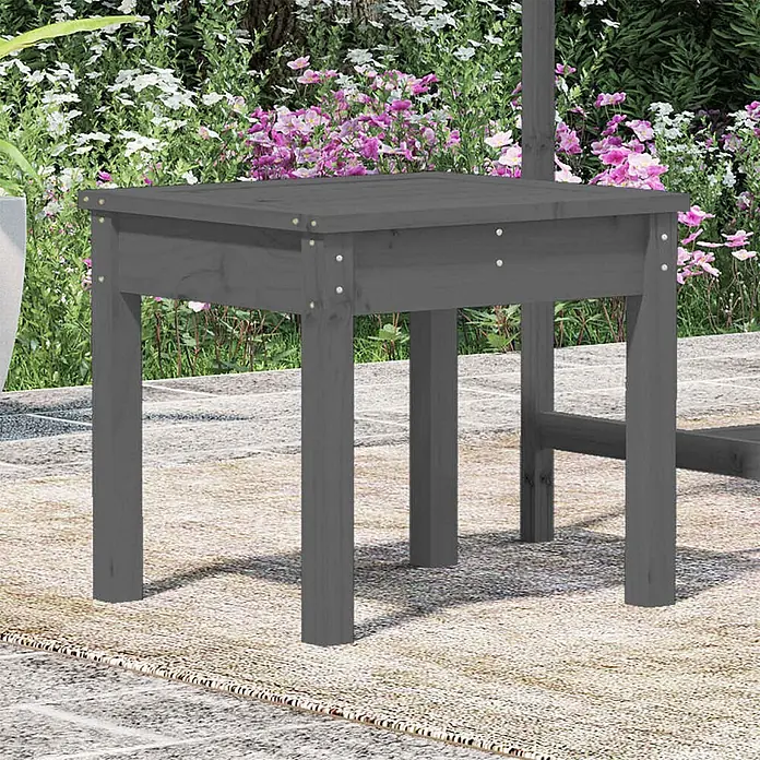 Furnicato Gartenbank Kiefer-Massivholz - B x T x H: 50 x 44 x 45 cm, Graue Kiefer - Quadratischer dunkelgrauer Holztisch für den Außenbereich auf einer Terrasse.