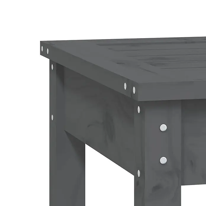 Furnicato Gartenbank Kiefer-Massivholz - B x T x H: 50 x 44 x 45 cm, Graue Kiefer - Grauer Holztisch mit Lattenplatte und sichtbaren Befestigungen.