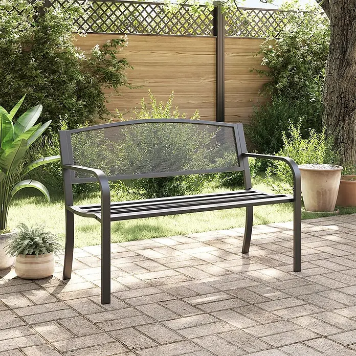 Furnicato Gartenbank pulverbeschichtet - B x T x H: 119 x 52 x 82 cm, Schwarz - Dunkelgraue Metall-Gartenbank mit perforierter Rückenlehne und Lattenrostsitz, auf einer Garten-Terrasse.