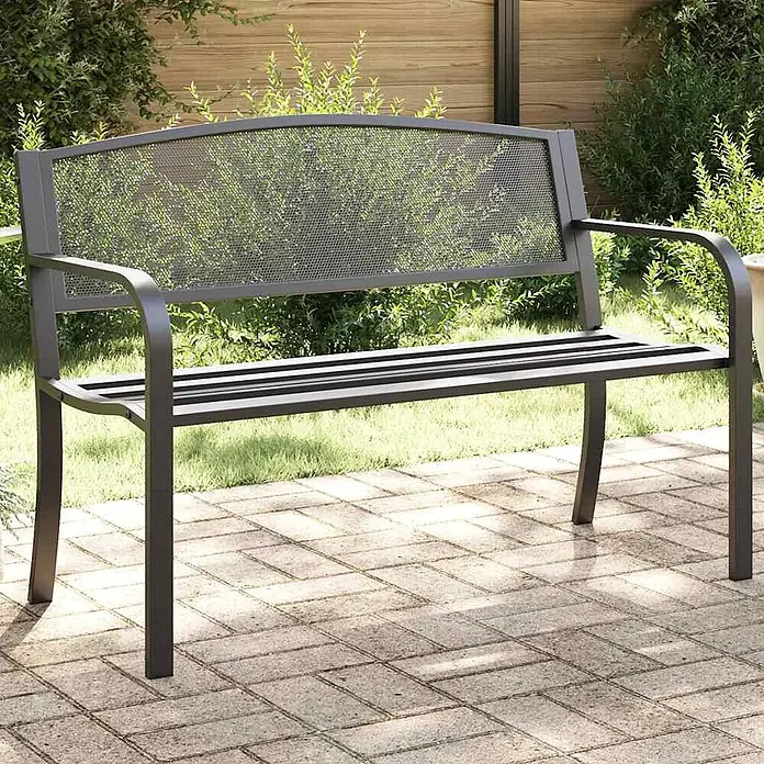 Furnicato Gartenbank pulverbeschichtet - B x T x H: 119 x 52 x 82 cm, Schwarz - Dunkelgraue Metallbank für den Außenbereich mit Lochmuster-Rückenlehne, Lattenrostsitz und Armlehnen auf gepflasterter Terrasse.