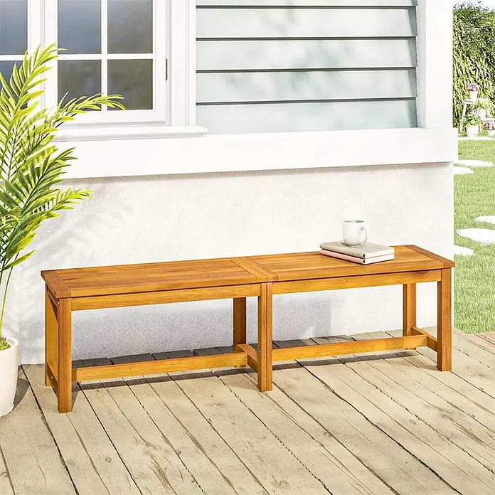 Furnicato Gartenbank Akazien-Massivholz geölt - B x T x H: 35 x 150 x 45 cm, Braun - Zwei warme braune Holzbänke für den Außenbereich auf einer Terrasse, eine mit Tasse und Büchern.