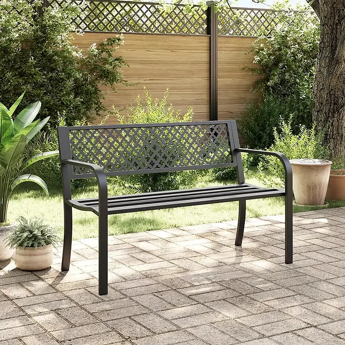 Furnicato Gartenbank pulverbeschichtet - B x T x H: 119 x 52 x 76 cm, Schwarz - Schwarze Metall-Gartenbank mit Gitterlehne auf einer gepflasterten Terrasse.
