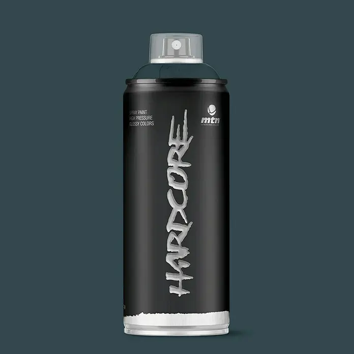 mtn Pintura decorativa en spray Hardcore - Antracita, Resplandeciente, 400 ml - Imagen de una pintura en aerosol negra Montana MTN Hardcore con letras plateadas y una tapa transparente sobre un fondo azul.