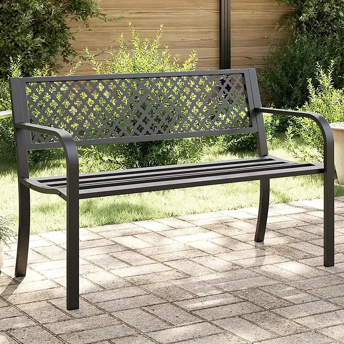 Furnicato Gartenbank pulverbeschichtet - B x T x H: 119 x 52 x 76 cm, Schwarz - Dunkelgraue Metall-Gartenbank mit dekorativer Gitterlehne und Lattenrostsitz, auf gepflasterter Terrasse.