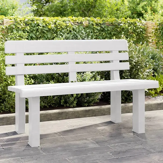 Furnicato Gartenbank Polypropylen - B x T x H: 52 x 110 x 71 cm, Weiß - Weiße Bank auf einer Terrasse, umgeben von grünem Laub.