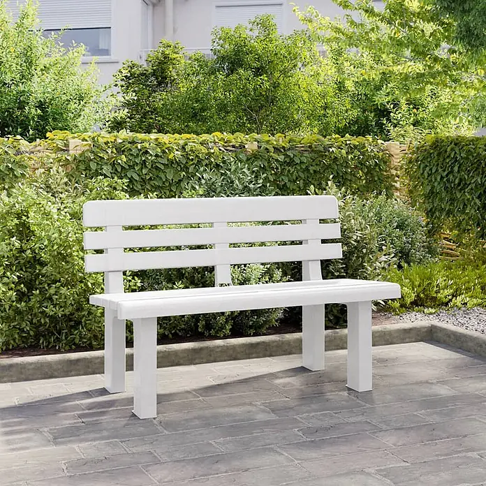 Furnicato Gartenbank Polypropylen - B x T x H: 52 x 110 x 71 cm, Weiß - Weiße Gartenbank aus strapazierfähigem Material, auf einer Terrasse umgeben von viel Grün.