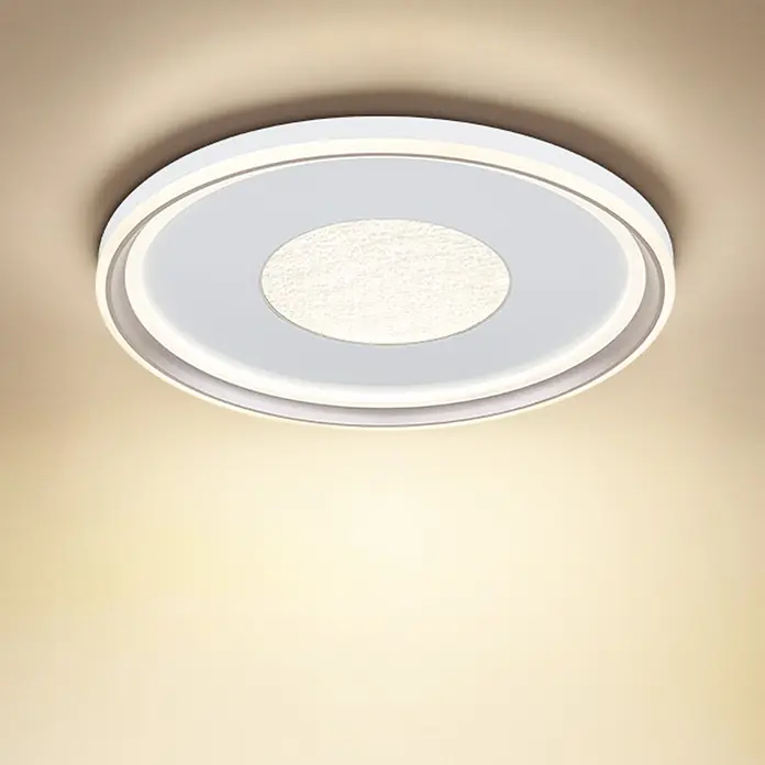 Globo LED-Deckenleuchte rund Eila - 60 W, Ø x H: 59 x 6,5 cm - Runde weiße LED-Deckenleuchte mit strukturiertem zentralem Diffusor und silberfarbenem Außenring, die warmes Licht abstrahlt.