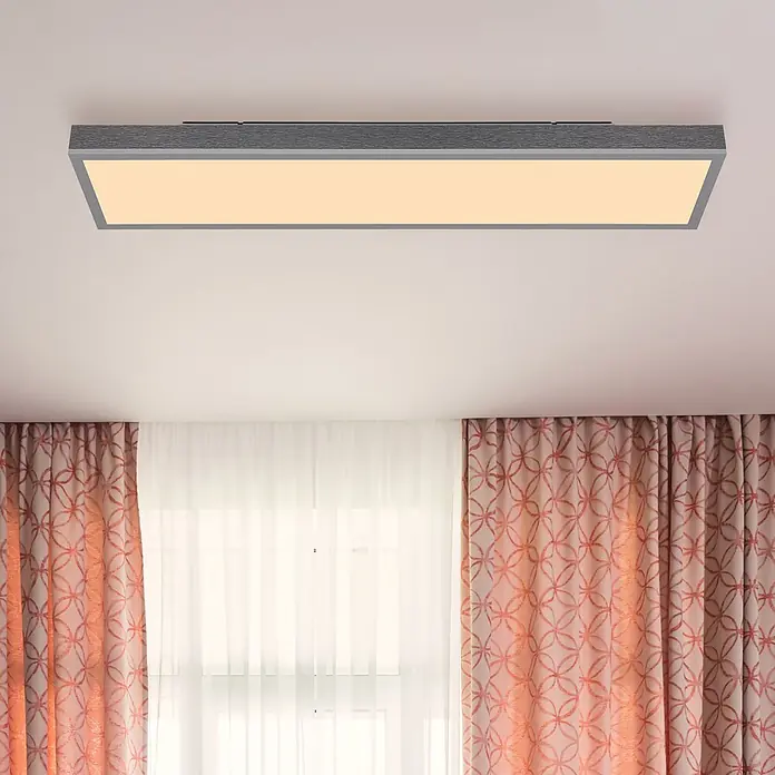 Globo LED-Panel Doro - 24 W, L x B x H: 800 x 200 x 65 mm, Warmweiß - Rechteckige Deckenleuchte mit grauem Holzmaserung-Rahmen, warmes Licht ausstrahlend, an der Decke über Vorhängen.