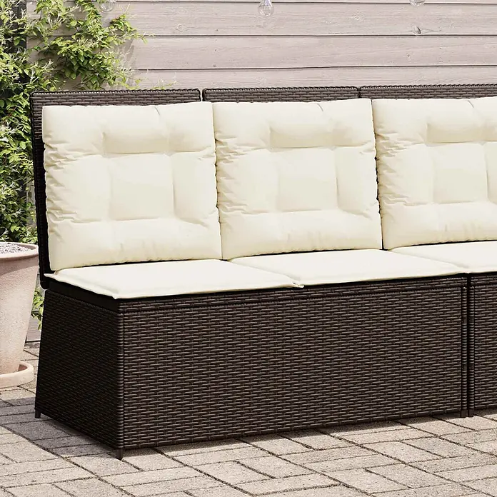 Furnicato Gartenbank Poly-Rattan - B x T x H: 108 x 110 x 95 cm, Braun und Cremeweiß - Geflochtenes dunkelbraunes Rattan-Gartensofa mit cremefarbenen Kissen auf gepflasterter Terrasse.