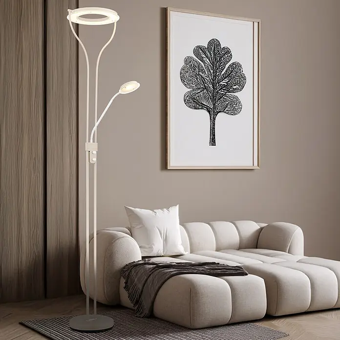 Globo LED-Deckenfluter Ebro - 20 W, Höhe: 1.940 mm - Cremefarbene Stehlampe mit Ringlicht und Leselampe, beleuchtet ein modernes Wohnzimmer.