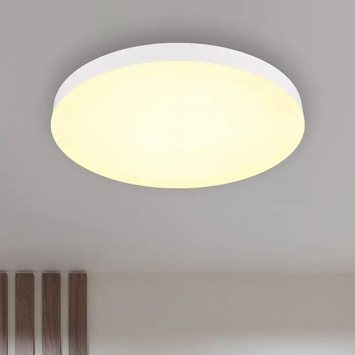 Globo LED-Deckenleuchte rund Matthew - 50 W - Weißes, rundes LED-Deckenlicht strahlt warmgelbes Licht aus und beleuchtet einen Innenraum.