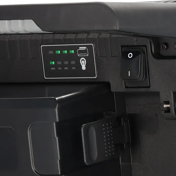 Brennenstuhl Mobiler LED-Strahler Multi Battery Hybridstrahler - L x B x H: 17,7 x 35,4 x 25,8 cm, IP55 - Schwarzes Gerätepanel mit beleuchteter grüner Akkuanzeige (hoher Ladestand), Ein/Aus-Schalter und Verschluss.