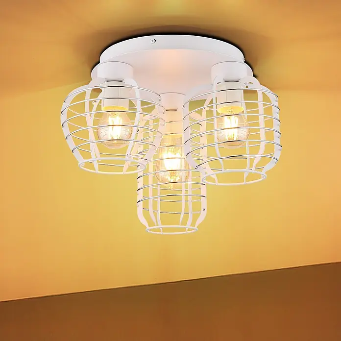 Globo Deckenstrahler Nesa - 60 W, E27, Ø x H: 375 x 280 mm - Weiße dreiflammige Deckenleuchte aus Metall mit offenen Käfigschirmen und sichtbaren Filamentlampen, die eine warmgelbe Decke beleuchtet.