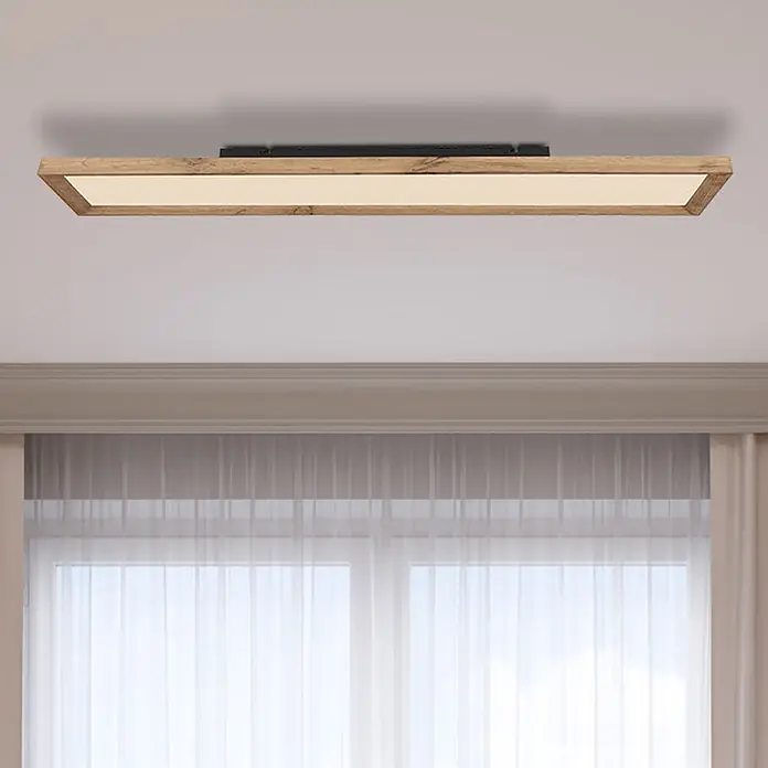 Globo Deckenleuchte Cinderella - 24 W, L x B x H: 80 x 20 x 8,5 cm, Holzoptik - Lineare Deckenleuchte mit Holzrahmen und beleuchteter Platte, an einer hellen Decke montiert.