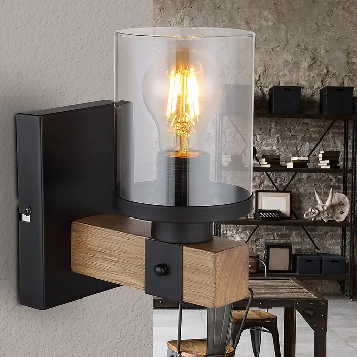 Globo Wandleuchte Lila - 60 W, Durchmesser: 100 mm, E27 - Industrielle Wandleuchte mit schwarzem Metallfuß, Holzarm und klarem Glaszylinder mit Glühfadenlampe.