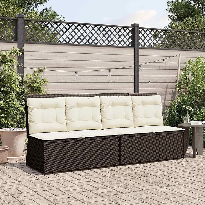 Furnicato Gartenbank Poly-Rattan - B x T x H: 108 x 110 x 95 cm, Braun und Cremeweiß - Dunkelbraunes Polyrattan Gartensofa mit cremefarbenen Kissen auf einer Terrasse.