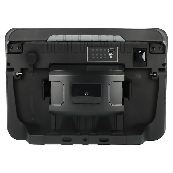 Brennenstuhl Mobiler LED-Strahler Multi Battery Hybridstrahler - L x B x H: 17,7 x 35,4 x 25,8 cm, IP55 - Rückseite eines dunkelgrauen, tragbaren Elektronikgeräts mit Ein-/Ausschalter, Akkustandsanzeige und zentralem Griff/Ständer.
