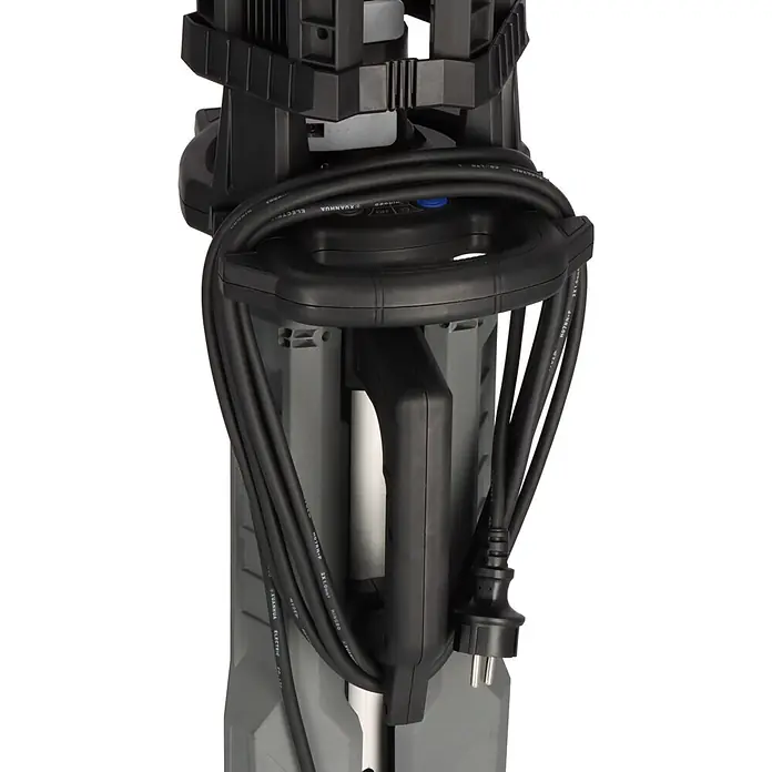 Brennenstuhl Mobiler LED-Strahler Dreikopf Stativstrahler - 100 W, L x B x H: 26 x 21 x 106 cm, IP34 - Dunkelgrauer und schwarzer Hochdruckreiniger mit einem um den Griff gewickelten Netzkabel und sichtbarem Eurostecker.