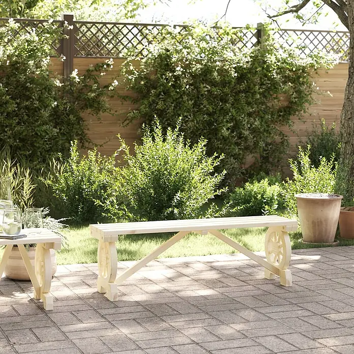 Furnicato Gartenbank Tannen-Massivholz - B x T x H: 115 x 28 x 39,5 cm, Braun - Gartenbank aus hellem Holz und passender kleiner Tisch auf einer Terrasse, umgeben von grünem Laub.