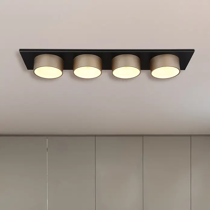 Globo Deckenleuchte Raymond - L x B x H: 860 x 200 x 110 mm, Lichtfarbe: Warmweiß - Schwarze rechteckige Deckenleuchte mit vier beleuchteten goldfarbenen zylindrischen Strahlern.