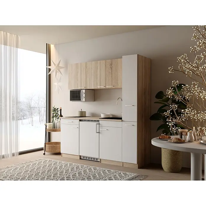 Respekta Küchenzeile Ingrid - Breite: 180 cm, Weiß, Mit Kochfeld + Kühlschrank + Mikrowelle - Kompakte modulare Küchenzeile in hellem Holz und Weiß, mit Mikrowelle, Spüle und Kochfeld, in einem modernen Wohnraum.