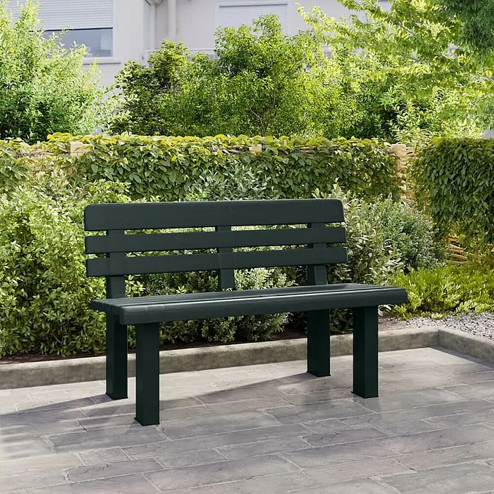 Furnicato Gartenbank Polypropylen - B x T x H: 52 x 110 x 71 cm, Grün - Dunkelgrüne Lattenbank für den Außenbereich in einer Gartenumgebung.