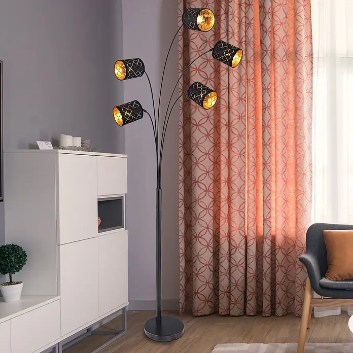 Globo Stehleuchte Clarke - 125 W, L x B x H: 85 x 130 x 204 cm, Schwarz, E14 - Schwarze Stehlampe mit mehreren Armen und dekorativen Metallschirmen, die warmes Licht im Wohnzimmer spendet.