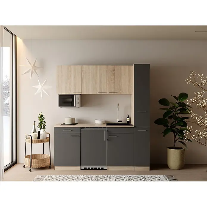 Respekta Küchenzeile Ingrid - Breite: 180 cm, Grau, Mit Kochfeld + Kühlschrank + Mikrowelle - Eine moderne Miniküche mit hellen Holz-Oberschränken und dunkelgrauen Unterschränken, ausgestattet mit Mikrowelle, Kochfeld und Spüle.