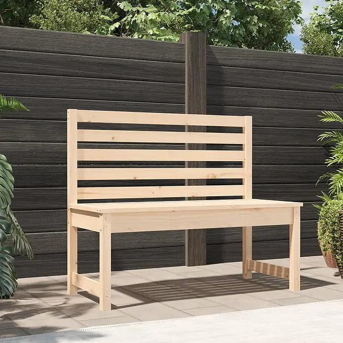 Furnicato Gartenbank - Natürliche Kiefer - Helle Holzgartenbank mit Lattenrückenlehne auf einer Terrasse.