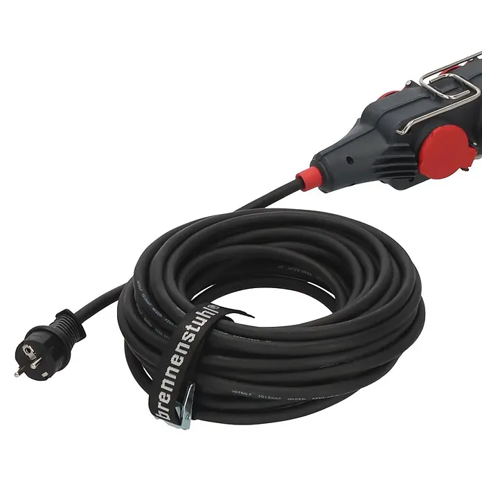 Brennenstuhl Verlängerungskabel mit 4-fach Powerblock - 15 mm, Schwarz, IP44, H07RN-F - Schwarzes aufgerolltes Verlängerungskabel mit Stecker und angeschlossenem schwarz-roten Werkzeuggriff.
