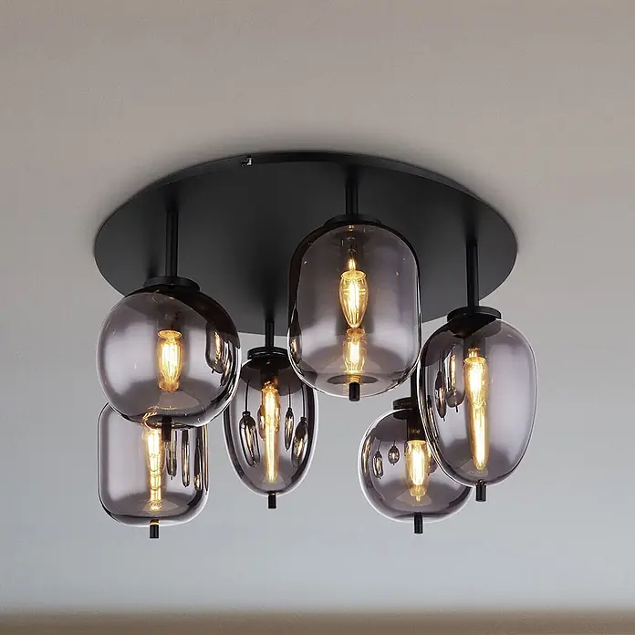 Globo Deckenleuchte Blacky - 40 W, E14 - Schwarze Deckenleuchte mit sechs rauchgrauen Glasschirmen, warmweiße Glühbirnen sichtbar.